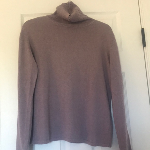 💕Casual Corner Silk Cashmere Turtleneck💕 - Picture 1 of 5